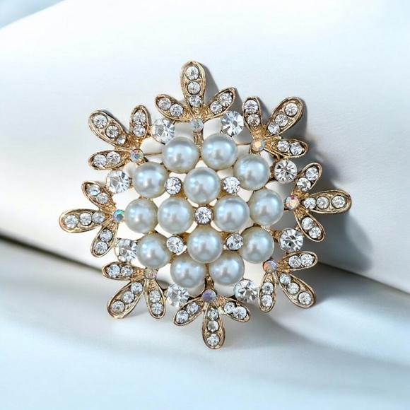 Jewelry - Beautiful round brooch with faux pearls, crystals and Aurora beads.
